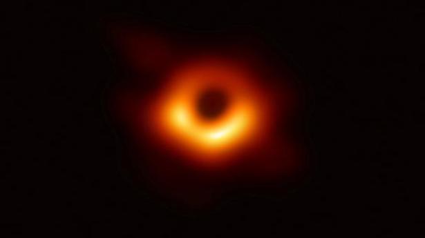 اندماج نادر لثلاثة ثقوب سوداء فائقة الكتلة رصدها علماء الفيزياء الفلكية الهنود