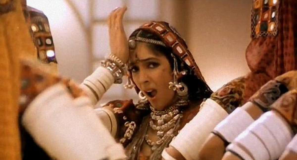 Rebel: Neena Gupta in the iconic ‘Choli Ke Peeche’ song in the movie Khal Nayak.
