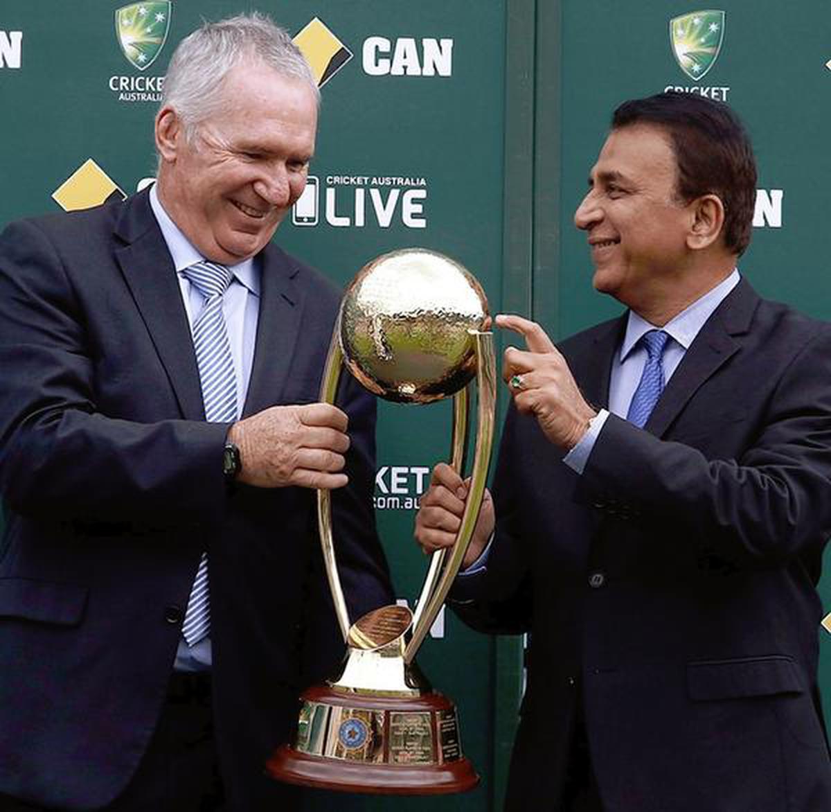 The Border-Gavaskar trophy is held by former Indian player Sunil Gavaskar (R) and former Australian player Allan Border during the presentation cereomny after Australia won the four-test series against India 2-0 at the Sydney Cricket Ground (SCG) January 10, 2015. REUTERS/David Gray (AUSTRALIA - Tags: SPORT CRICKET)