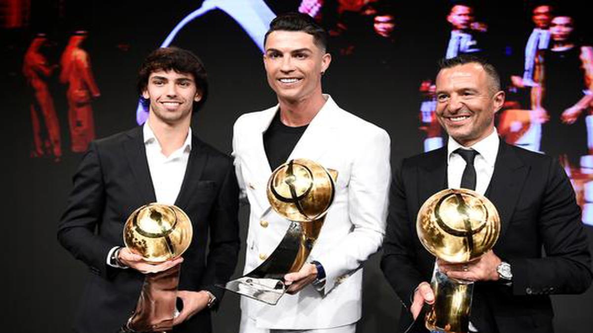 Cristiano Ronaldo Bags Best Men S Player At Dubai Globe Soccer