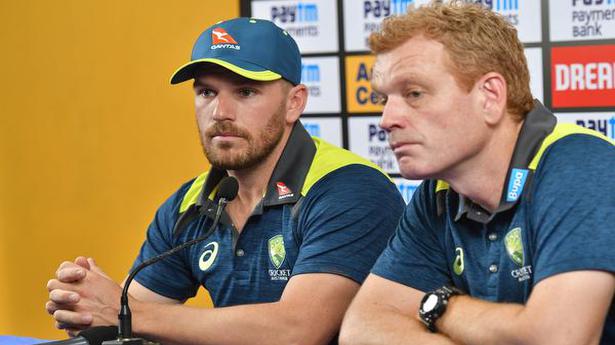 Cricket-Australia right behind England ahead of final India test