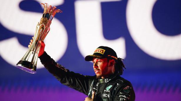 Hamilton wins 3rd straight in chaotic Saudi Arabian F1 race