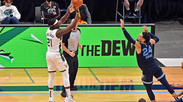 NBA | Holiday’s buzzer-beater lifts Bucks