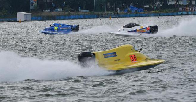 Powerboat drivers competing in the qualifying round of F1H20 World Championship in Krishna River on Saturday.