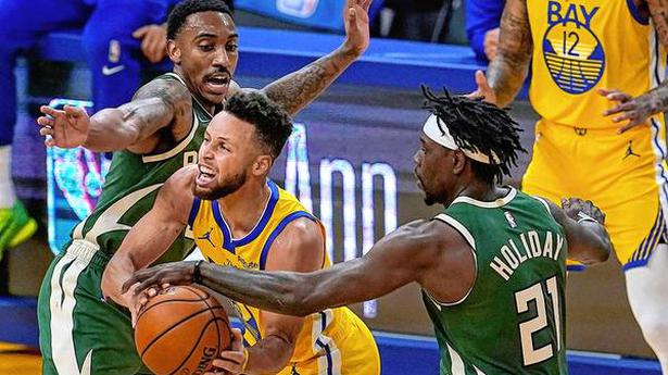 NBA | Curry racks it up as Warriors down Bucks